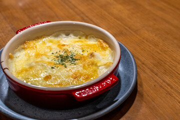 焦げ目のついたチーズの熱々のドリア
