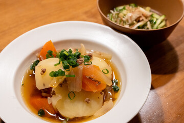 美味しい肉じゃがのある食卓
