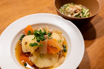 美味しい肉じゃがのある食卓
