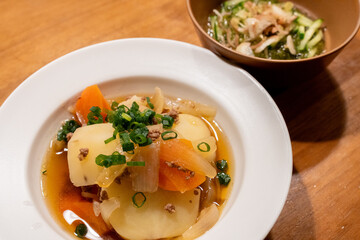 美味しい肉じゃがのある食卓
