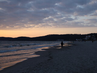 Sonnenaufgang an der Ostsee, Strand mit Wellen auf der Insel Rügen, Ostseebad Binz, Mecklenburg Vorpommern, Deutschland