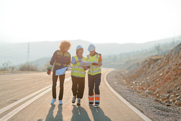 Obraz premium A team of engineers and workers oversees a wind turbine project at a modern wind farm, working together to ensure the efficient generation of renewable energy