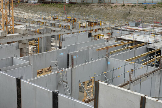 Construction d'un immeuble excavation et murs