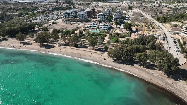 Nuevas construcciones de edificios en una playa de color turquesa