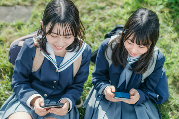 Fototapeta premium スマートフォンを使う高校生