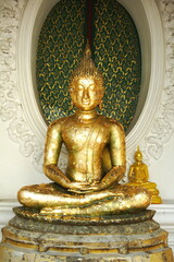 Fototapeta premium golden buddha statue