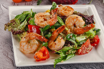 Salad with prawn and quinoa