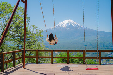 富士山に向かってこぐブランコ