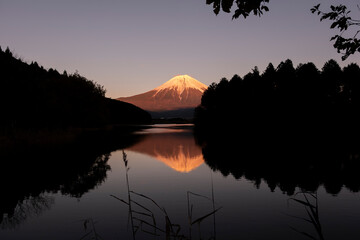 休暇村富士からの展望です。夕陽に赤く映える赤富士が田貫湖面に映えています。夕暮れの貴重な一瞬です。