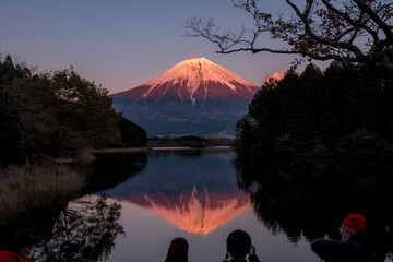休暇村富士からの展望です。夕陽に赤く映える赤富士が田貫湖面に映えています。夕暮れの貴重な一瞬です。
