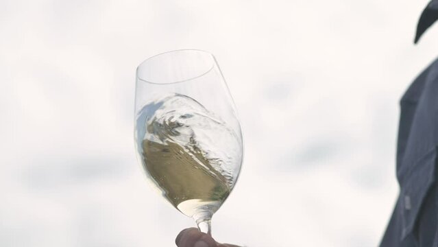 Copa de vino blanco en movimiento