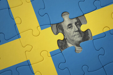 Naklejka premium puzzle with the national flag of sweden and usa dollar banknote. finance concept