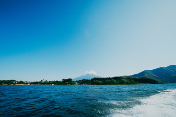 河口湖の船の上から見る美しい富士山