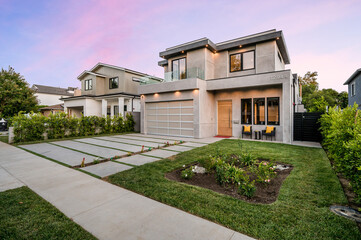 Fototapeta na wymiar Exterior shot of a Modern New Construction Home in Los Angeles.