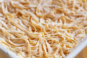 Pasta casera recién preparada sobre una bandeja blanca. Vista superior y de cerca