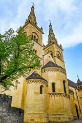 Fototapeta premium Neuchâtel, Neuenburg, Stiftskirche, Kirche, Kollegiatskirche, Schloss, Schlosshügel, Festung, Stadtmauer, Altstadt, Altstadthäuser, Frühling, Sommer, Schweiz