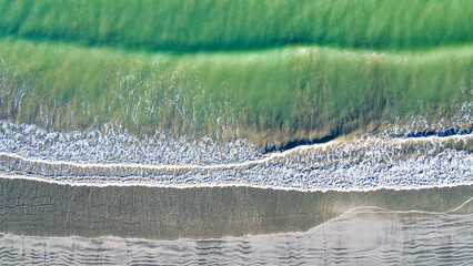 Ondas do mar na praia, visto de cima. Drone. Parupueira, Alagoas - Brasil.