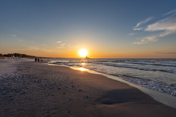 Zum Sonnenuntergang an der Seebrücke am Strand von Zingst an der Ostsee.