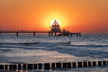 Zum Sonnenuntergang an der Seebrücke am Strand von Zingst an der Ostsee.