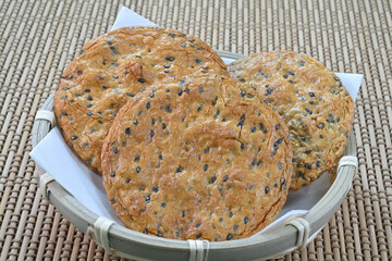 ざるに入れた胡麻煎餅3枚