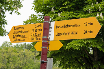 Wanderwegweiser bei Katharinental, Diessenhofen, Kanton Thurgau, Schweiz