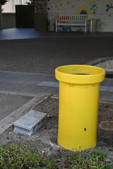 中庭に置かれた黄色の土管