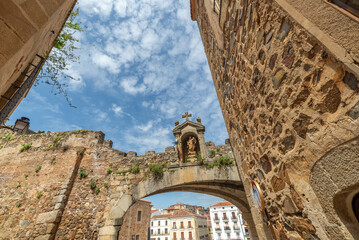 Vista panorámica del casco histórico de la ciudad española de Cáceres con vistas a los tejados...