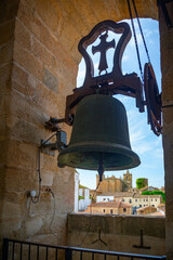 Obraz premium Vista panorámica del casco histórico de la ciudad española de Cáceres con vistas a los tejados de tejas marrones de edificios antiguos alrededor de la plaza principal en el soleado día de primavera