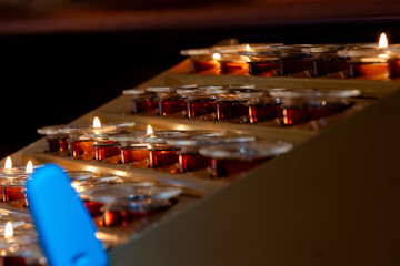 świeczki w kościele © workszop