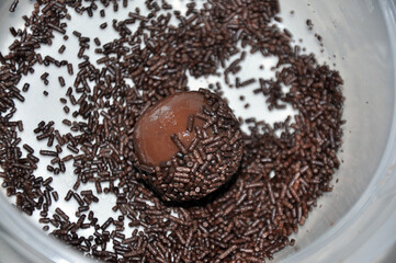 doces brigadeiros com granulados de chocolate 