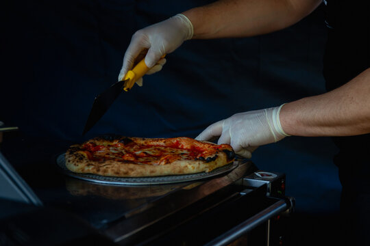 przygotowywanie domowej pizzy