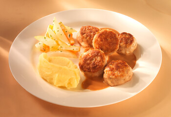 Minifrikadellen, Kartoffelpürree, Fleischklops, gemüse, Sauce,