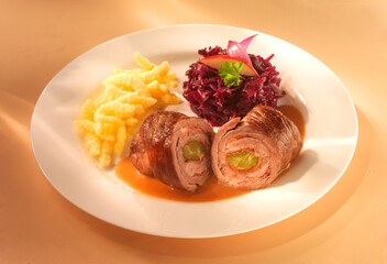 Rinderroulade, Fleisch, Rotkohl, gefüllt, Tellergericht,