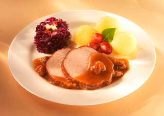 Sauerbraten, fleischbraten, Kloessen, Bratensauce, Rotkohl,
