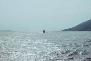 Wakacyjny rejs po wodach Adriatyku, u wybrzeży słonecznej Chorwacji