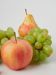 Различные разнообразные фрукты (виноград, яблоко, груша