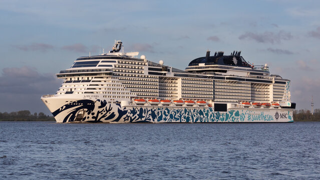 Das Kreuzfahrtschiff MSC Euribia im Aberndlicht auf der Elbe nach dem Auslaufen aus dem Hamburger Hafen. Gr&uuml;nendeich, Niedersachsen, Deutschland am 14. April 2024.