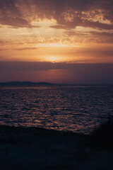 Obraz premium Wakacyjny zachód słońca nad Adriatykiem w Chorwacji