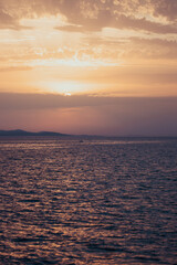 Obraz premium Wakacyjny zachód słońca nad Adriatykiem w Chorwacji