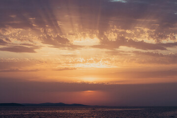 Wakacyjny zachód słońca nad Adriatykiem w Chorwacji