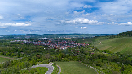 Kleines dorf von oben an einem sch&ouml;nen sonnigen tag mit ein paar wolken von der dji air drei fotografiert 