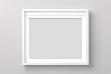 Fototapeta premium Imagen mínima de marco cuadrado blanco vacío simulada colgada sobre fondo de pared blanca con luz y sombra de ventana. aislar imagen