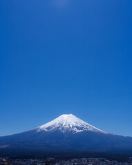 A cloudless sky stretching for miles, alongside the majestic Mount Fuji, a landmark of Japan.
