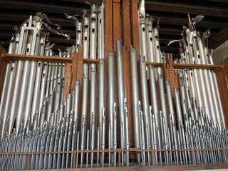 The organ is the largest brass keyboard musical instrument, consisting of a set of pipes