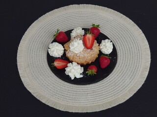 Erdbeerstreuselkuchen mit Sahne