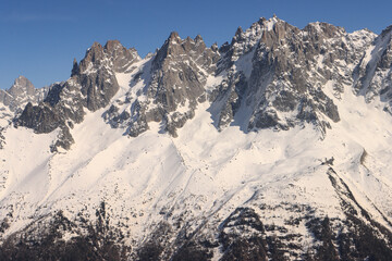 Imposante Bergkette über Chamonix; Aiguilles de Chamonix mit Aiguille des Grands Charmoz (3445), Aiguille de Blaitiere (3522) und Aiguille du Plan (3673) von Le Brevent gesehen