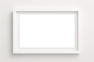 Fototapeta premium Lienzo blanco vacío con marco decorativo sobre una maqueta de fondo blanco