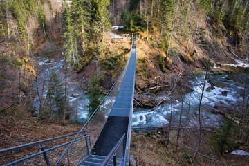 Hängebrücke über einen Wildbach