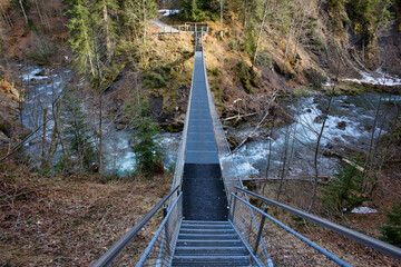 Hängebrücke über einen Wildbach