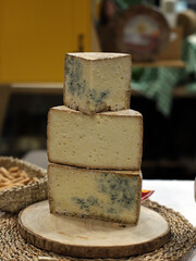 cuñas de queso artesanal curado en el mercado